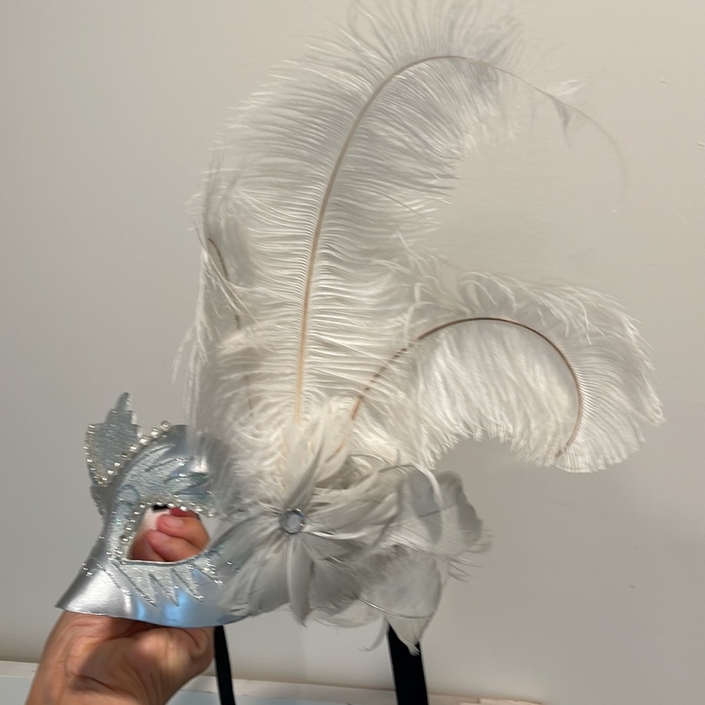 Feather Masquerade - Picture 2 of 5